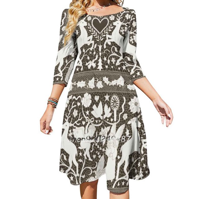 Vestido acampanado con escote cuadrado y estampado navideño tradicional en color crema y sepia con encaje antiguo, elegante vestido estampado de moda femenina