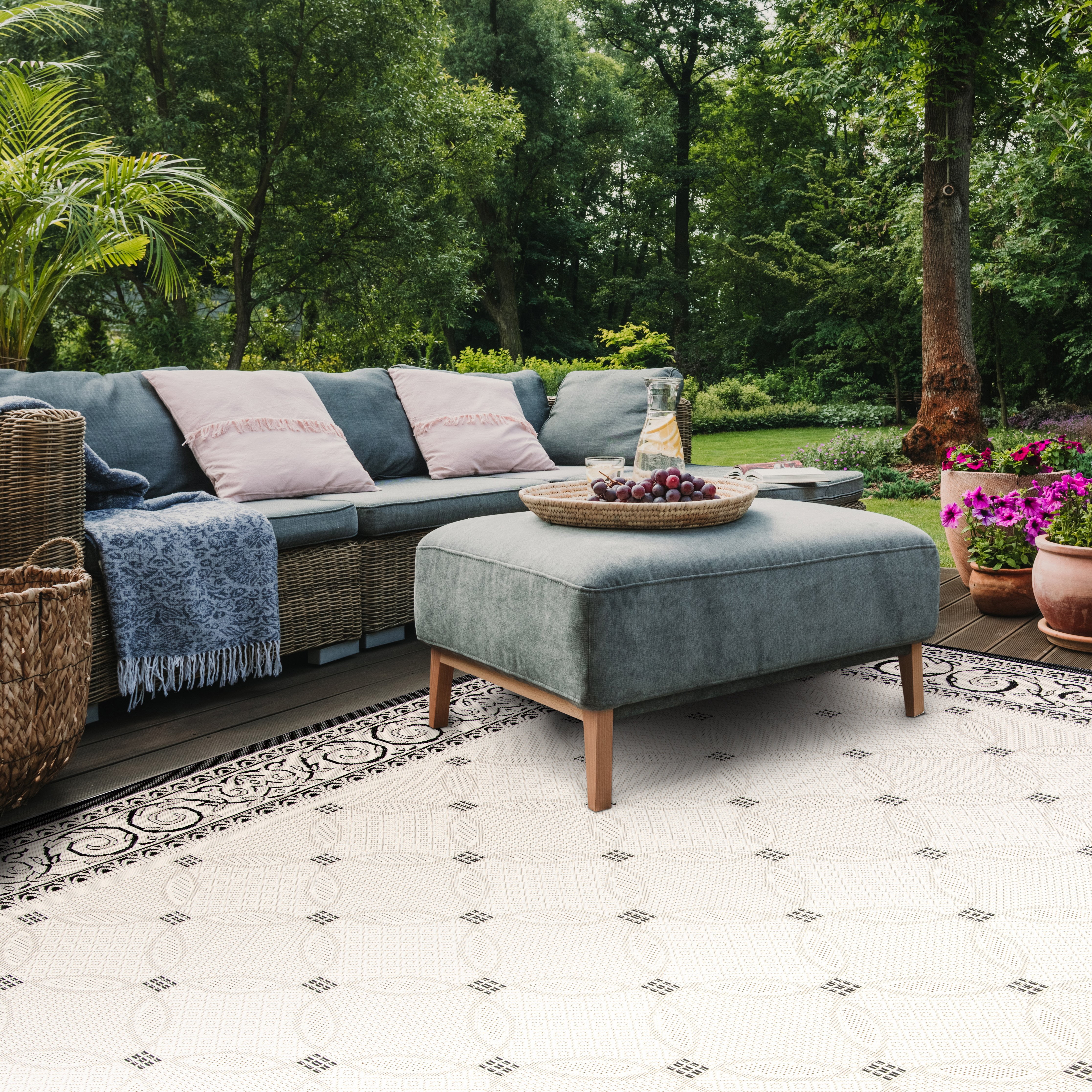 Safavieh Courtyard Gaus Oriental Indoor/Outdoor Area Rug, Sand/Black, 8' x 11'