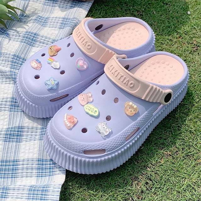 sandalias de suela gruesa con agujeros para mujer, bonitas sandalias de playa con lazo de moda de verano, zapatos de playa con agujeros y tacones altos para mujer 3/4 frontal de sandalias lila con correa trasera rosa claro, suela plataforma EVA texturizada de 7 cm y plantilla con relieve de puntos, agujeros superiores decorados con charms de silicona en forma de estrellas y animales; aptas para exterior en verano y también usadas como sandalias casuales de viaje.