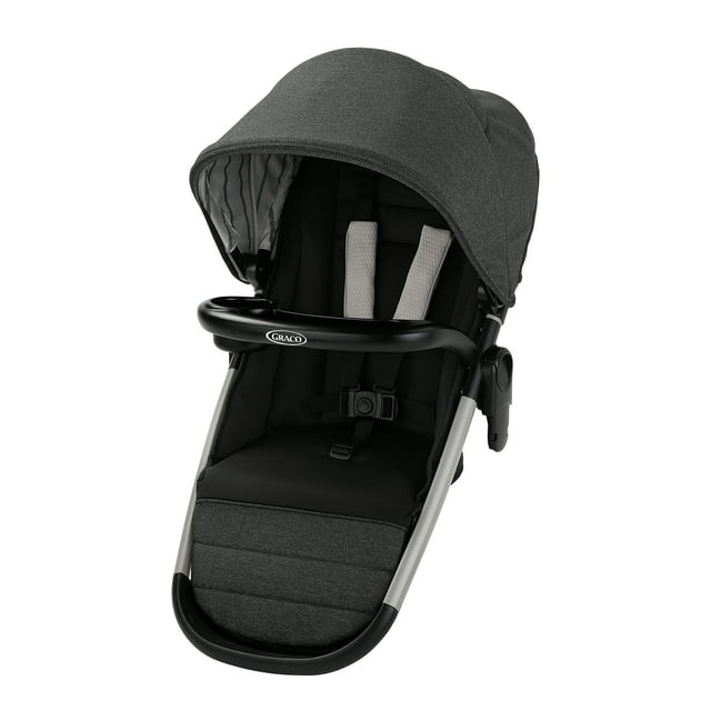 graco® modes™ nest2grow™ stroller second seat. Segundo asiento multicolor para ampliar el cochecito a doble, vista 3/4 frontal; capota grande de 2 posiciones, barra frontal con logo Graco, arnés de 5 puntos y asiento reclinable en varias posiciones; se instala sin adaptadores y ofrece más de 15 combinaciones, reversible para mirar a los padres o al exterior.