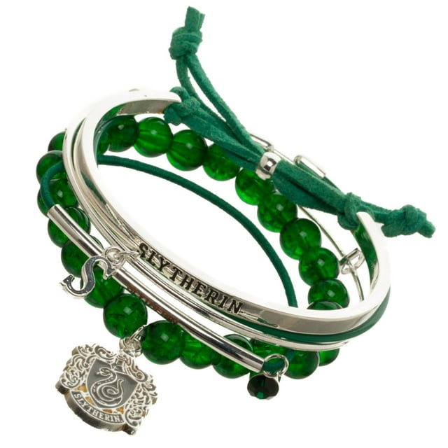 Harry Potter Bracelet Maison Serpentard Comprenant un Ensemble de Brins Perlés Verts, des Bracelets Ton Argent et un Cordon Vert avec des Nœuds Ajustables. le design Comprend un Breloque de Blason Serpentard et un Breloque « s », Célébrant l'Emblématique Maison de Poudlard. sous Licence Officielle par Bioworld, Ce Bijou de Collection Est Fabriqué en Métal et Parfait pour les fans et les Collectionneurs.