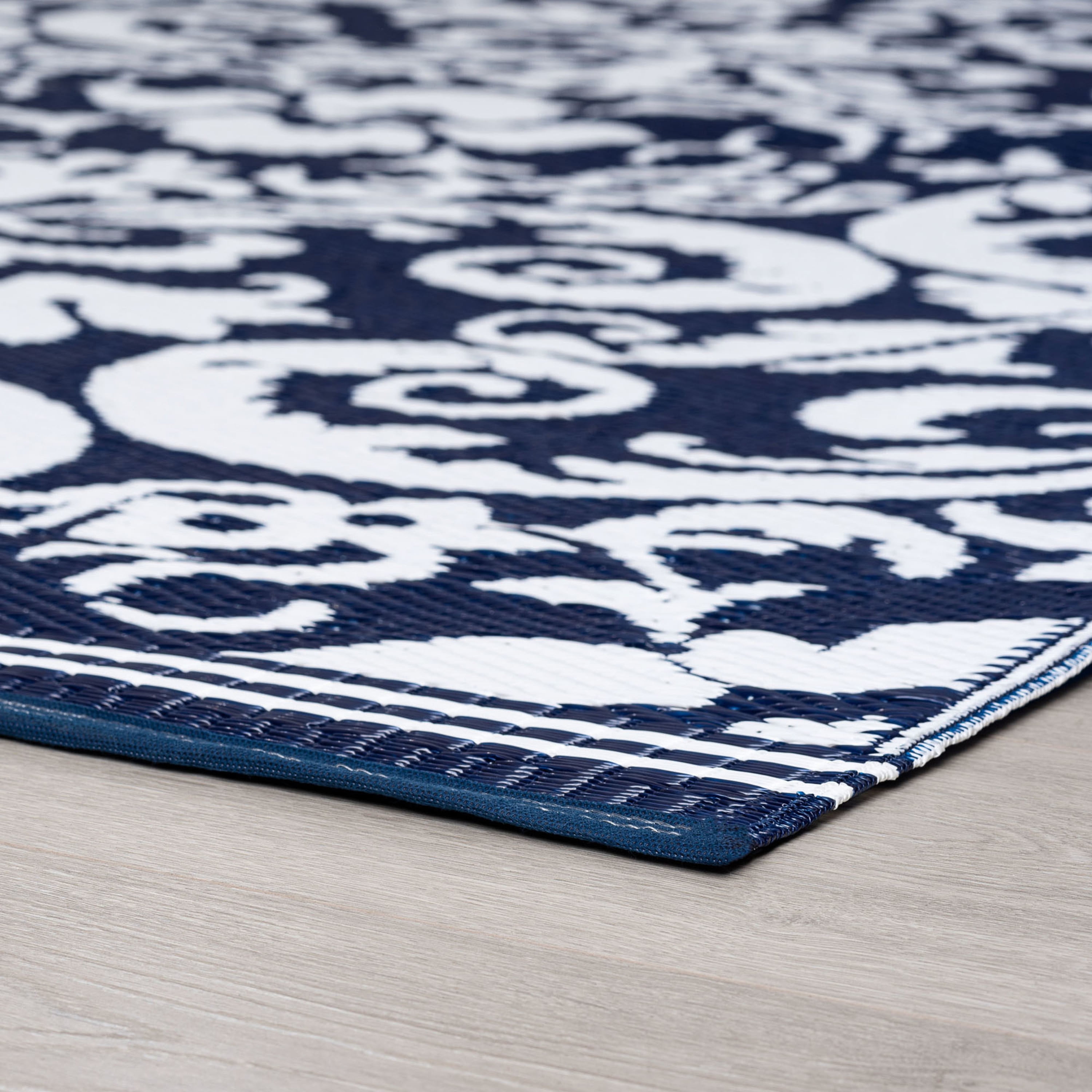 5x7 Reversible Navy and White Polypropylene Outdoor Scroll Area Rug