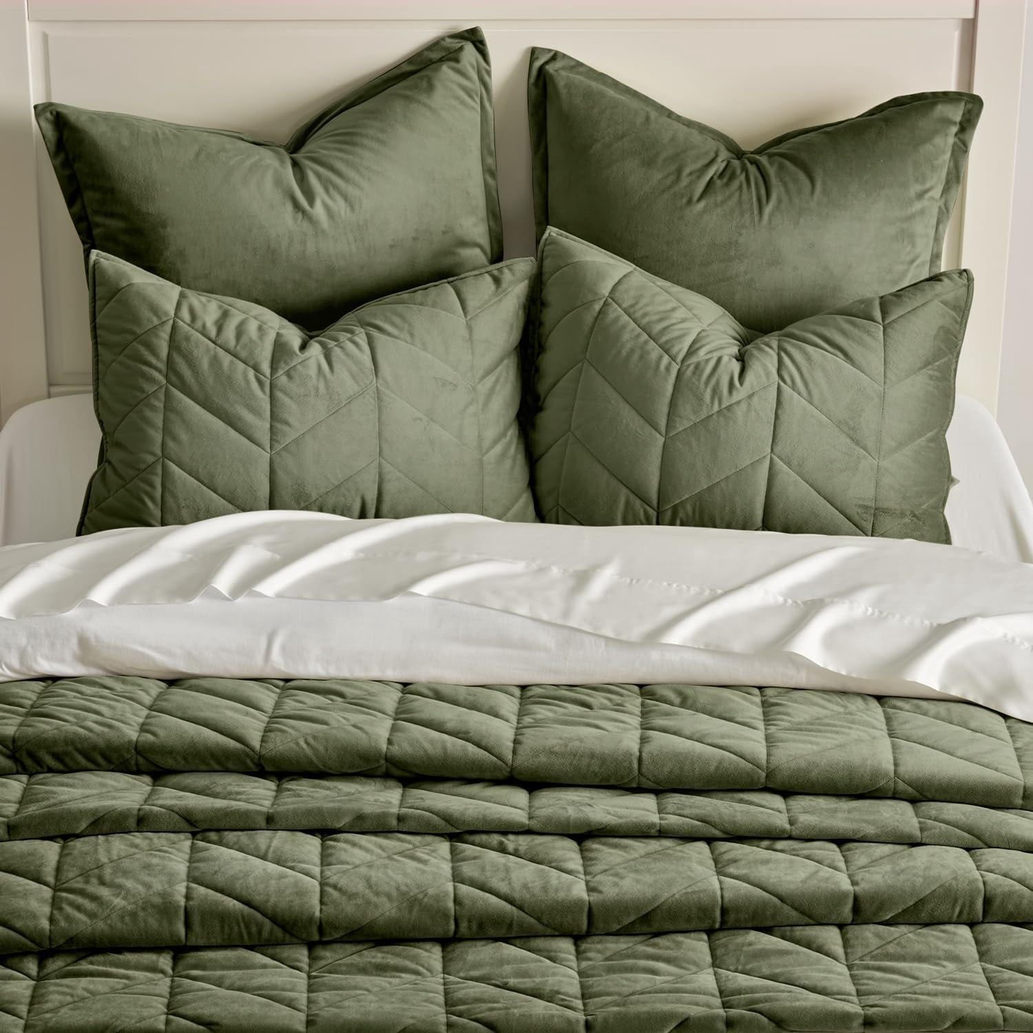 EVERGRACE 3 Pieces Luxurious Queen Velvet Quilts, Ultra Soft Lightweight Velvet Comforter Set, Matelasse Oversized Bedspread Coverlet for All Season with 2 Shams, Olive Green, 92''x96''