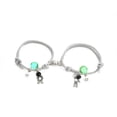 thumbnail image 1 of Set 2 Pulseras Para Parejas Imán Astronauta Brilla Oscuridad Modelo Gris, 1 of 4
