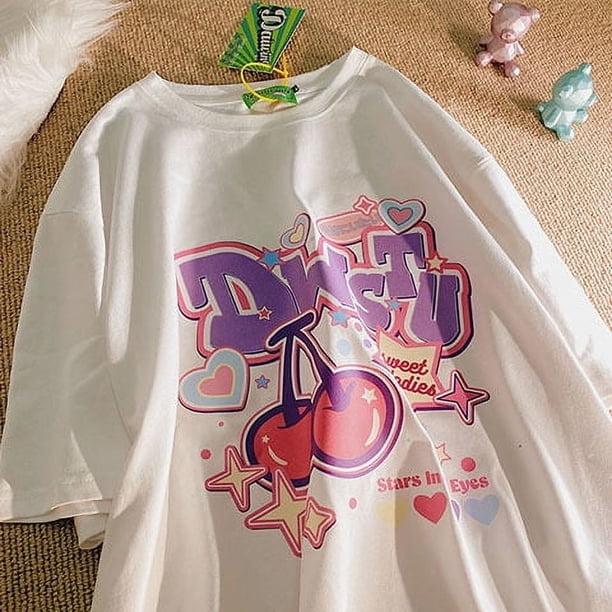 Las camisetas de manga corta de verano de media manga que reducen la edad de las estudiantes femeninas, holgadas, de nicho retro americano, nuevo y dulce estilo de Cherry, son versátiles y modernas.