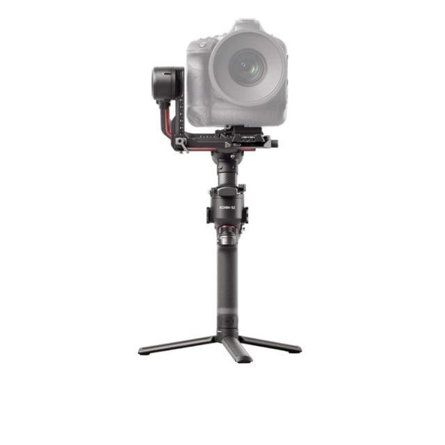dji rs 2 Estabilizador DJI RS 2 negro, vista frontal centrada de gimbal de mano con cámara montada, eje de tres motores y placa de montaje rápida visible, mango vertical y trípode de mesa plegable en la base; dimensiones 16.3 x 33.7 x 27.7 cm, peso 3.27 kg; suele utilizarse para grabación estable y tomas cinematográficas.