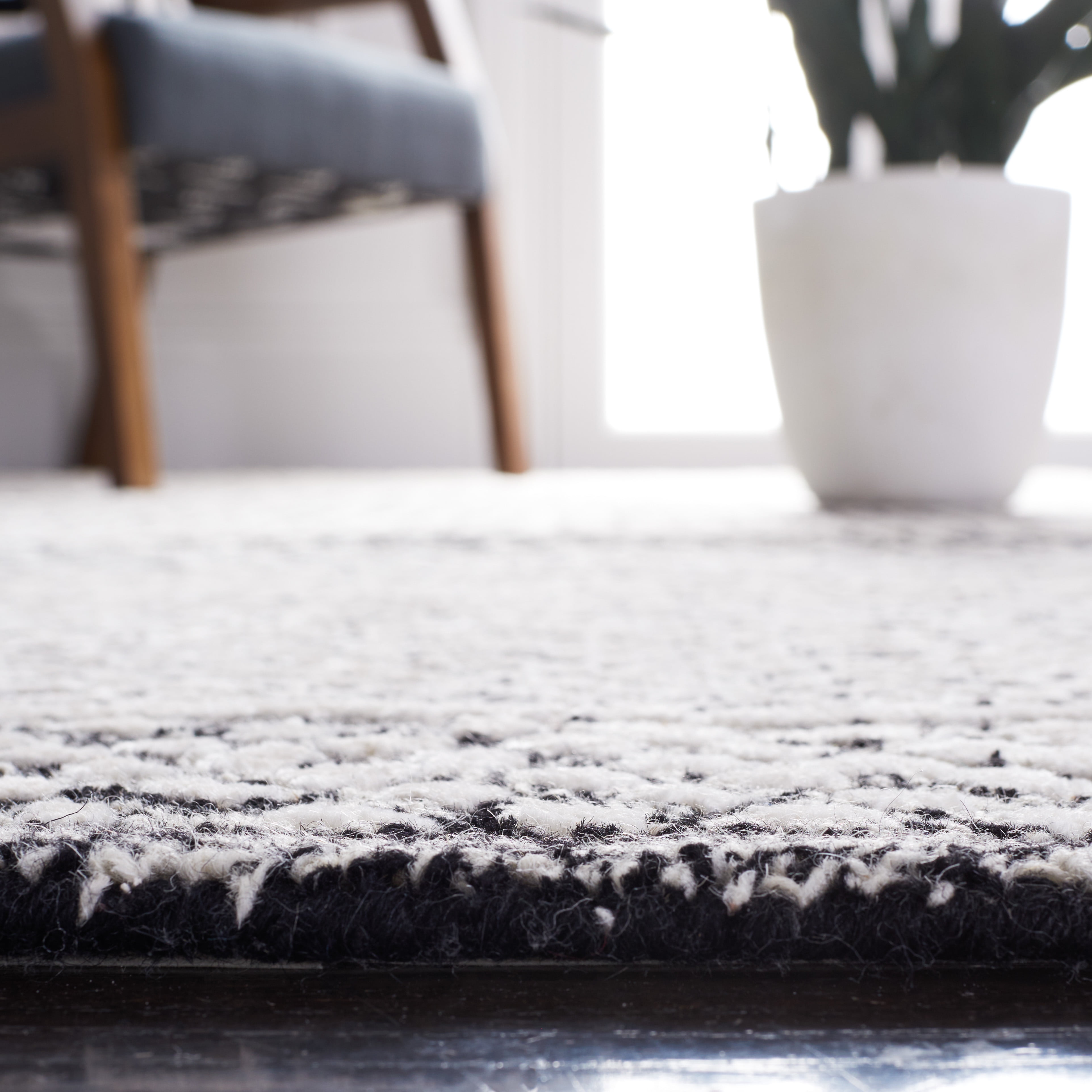 SAFAVIEH Glamour Andreas Geometric Runner Rug, Charcoal/Ivory, 2'3" x 8'
