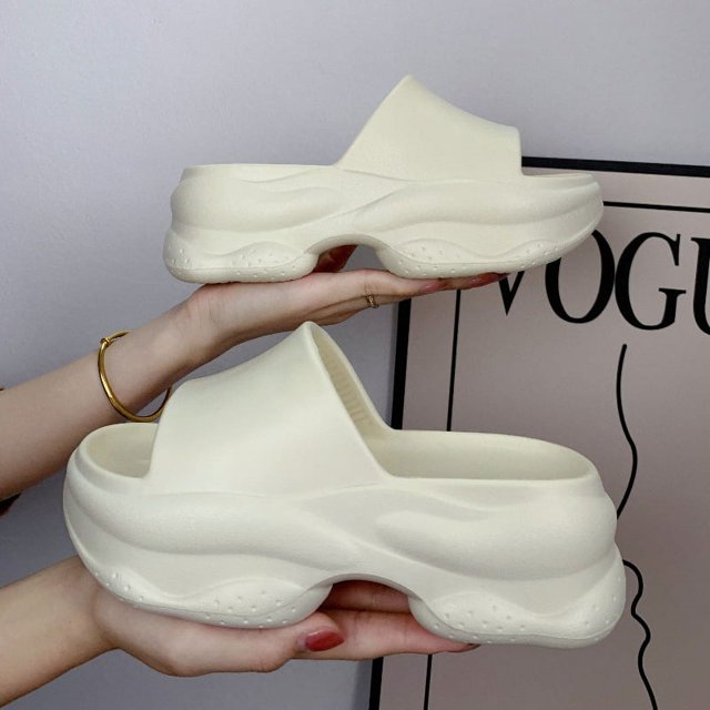 Zapatillas de suela gruesa de EVA para mujer, zapatillas de plataforma suaves a la moda para el hogar, ropa de calle de una línea, sandalias de verano para playa con tacón elevado antideslizantes