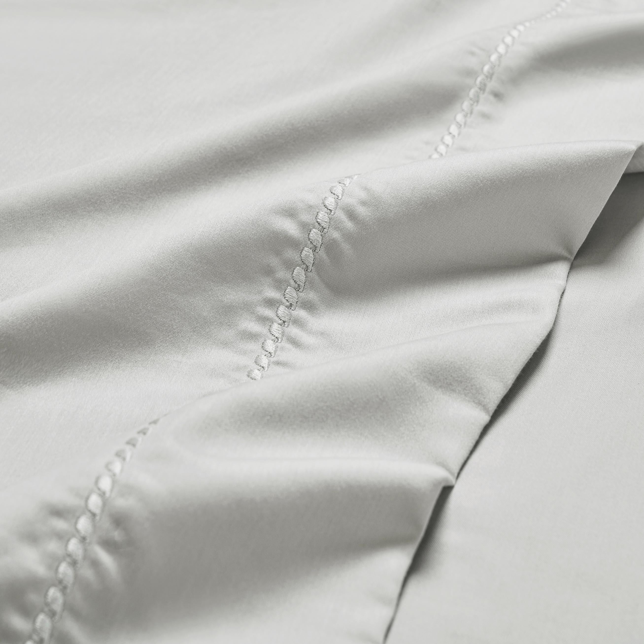 Superior Cotton Blend 600 Thread Count Dash Stitch Hem Sheet Set, Split King, Platinum