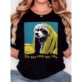 thumbnail image 1 of Camiseta de mujer con estampado "Sello en toalla amarilla, no me arruines el ambiente", estilo retro minimalista, cuello redondo, informal y cómoda, deportiva de manga corta., 1 of 7