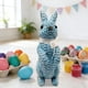 thumbnail image 4 of Figura Decorativa de Conejo de Pascua de Resina con Efecto Ratán Tejido y Detalle de Lazo., 4 of 6