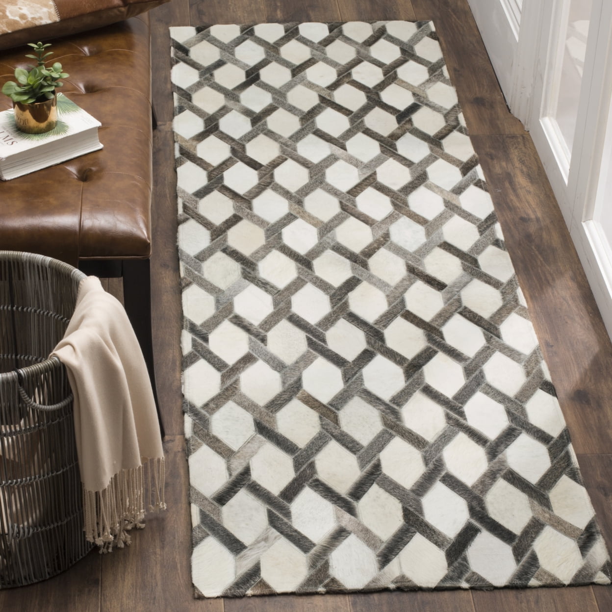 SAFAVIEH Studio Leather Merton Geometric Area Rug, Ivory/Grey, 4' x 6'