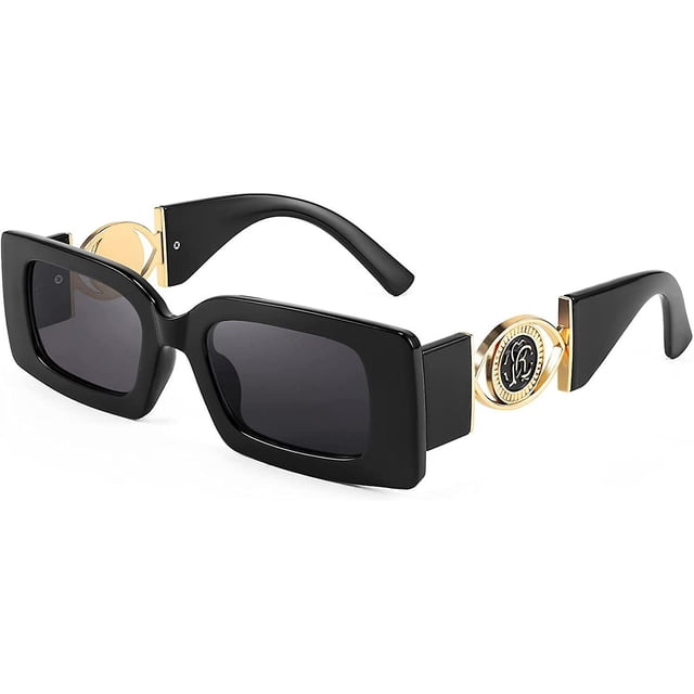 gafas de sol yongsheng rectangulares pequeñas de moda de los años 90 metal con montura gruesa retro — montura negra de plástico con lentes grises no polarizadas y recubrimiento de protección UV, ancho de lente 48 mm, puente 20 mm; patillas negras con detalle metálico dorado circular con logo, vista 3/4 frontal sobre fondo claro; apropiadas como accesorio de moda para uso diario o viajes.
