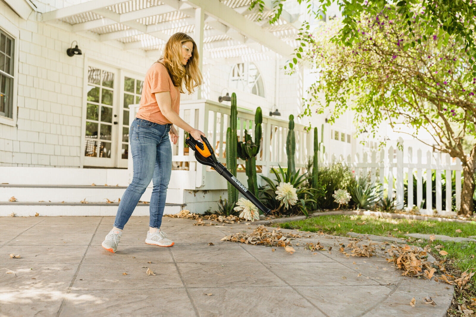 Restored Worx WG545 20V Power Share AIR 4.0Ah Cordless Leaf Blower & Sweeper (Refurbished)