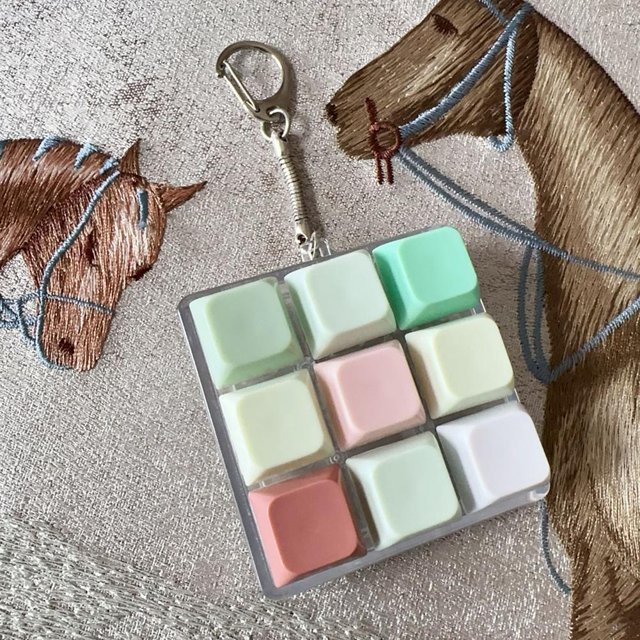 Juguete de teclado mecánico de 9 teclas: llavero antiestrés con teclas extraíbles, accesorio antiestrés, regalo de bolsillo (color macarrón)