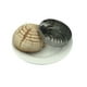 thumbnail image 4 of Marcador / cortador para cubierta de conchas de pan dulce redondo de acero inoxidable de 10 cm de diámetro y de 2 cm de altura de dos vistas, una por cada lado, 4 of 6
