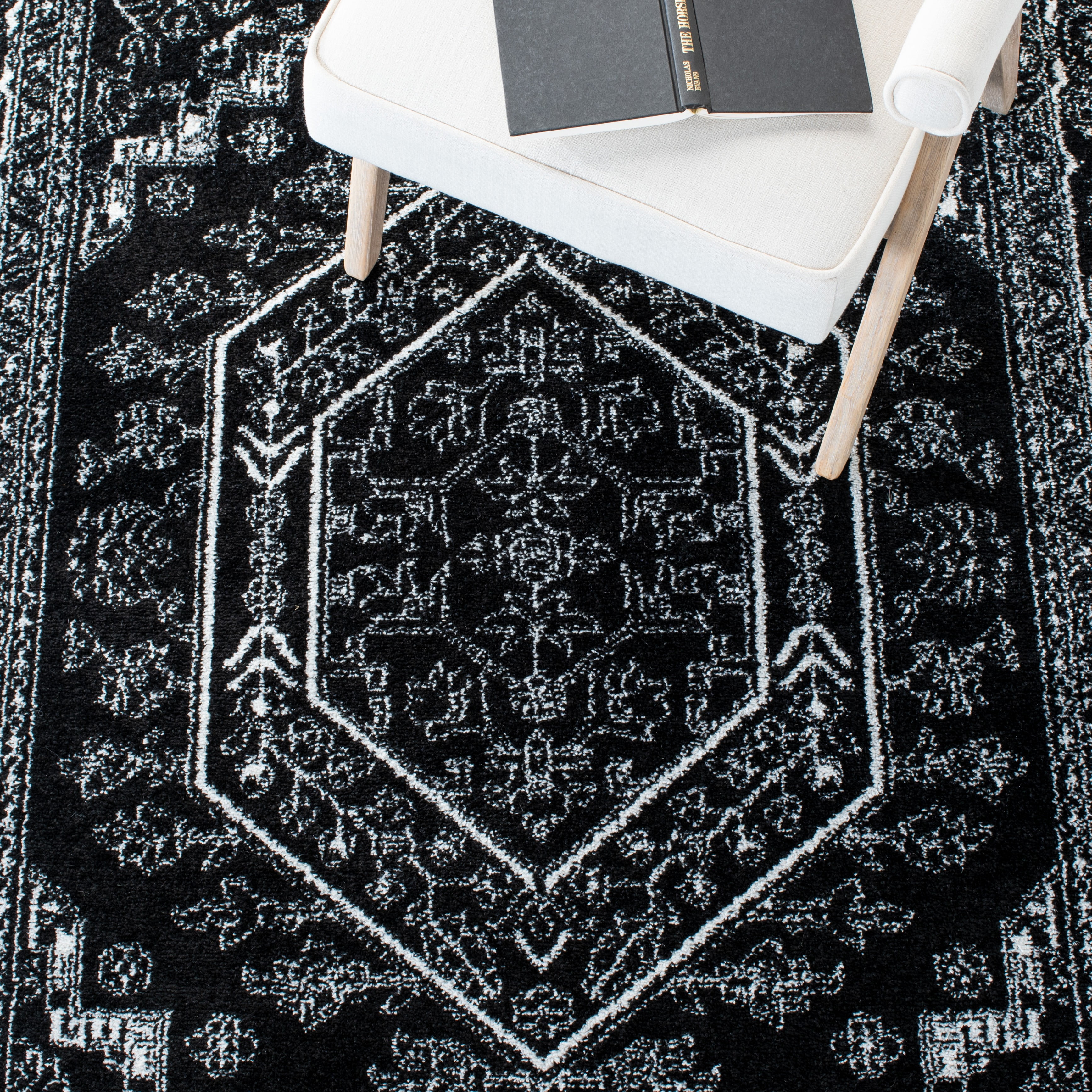Safavieh Adirondack Xavier Oriental Area Rug, Black/Ivory, 4' x 4' Round