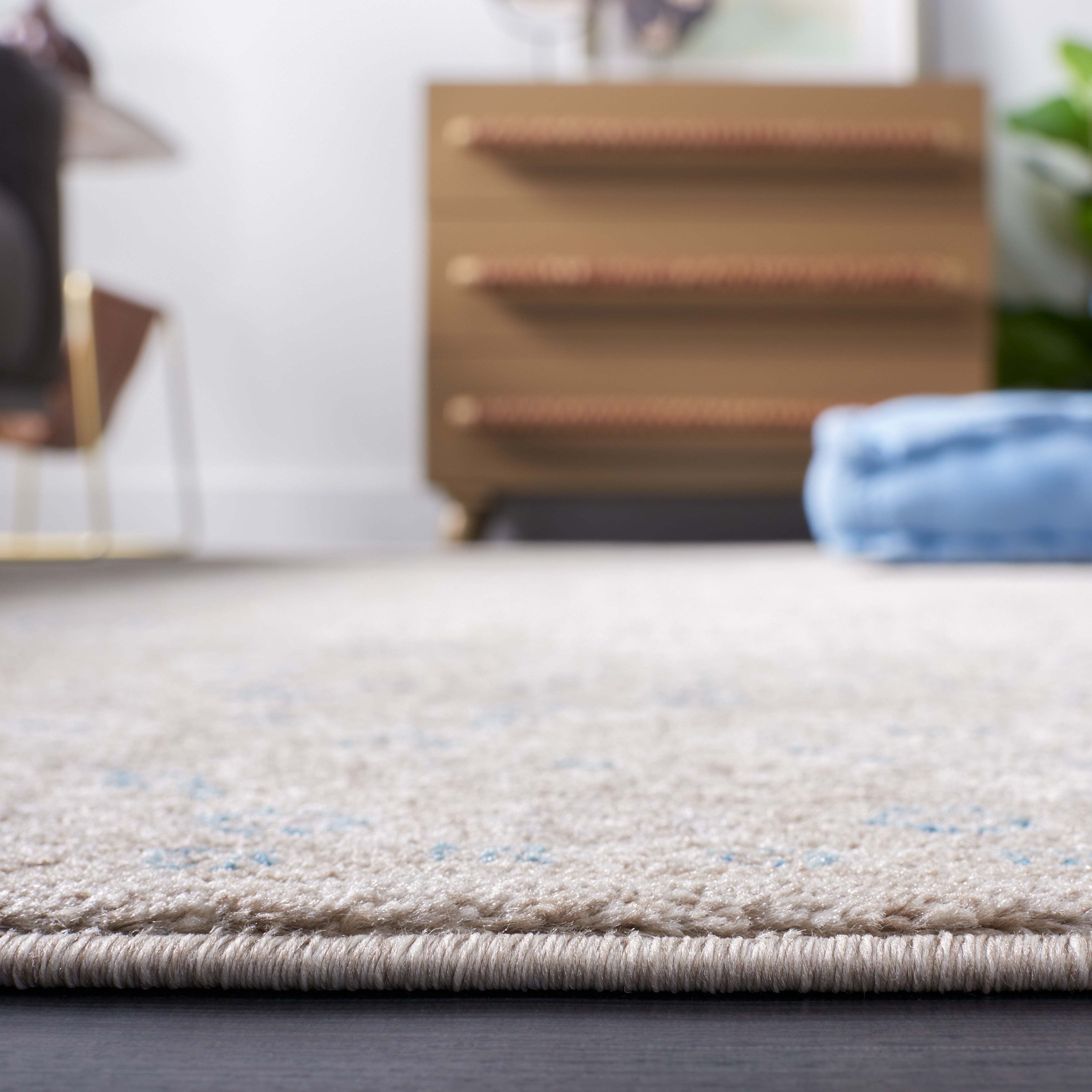 SAFAVIEH Sofia Derrick Oriental Area Rug, Tan/Blue, 4' x 5'7"