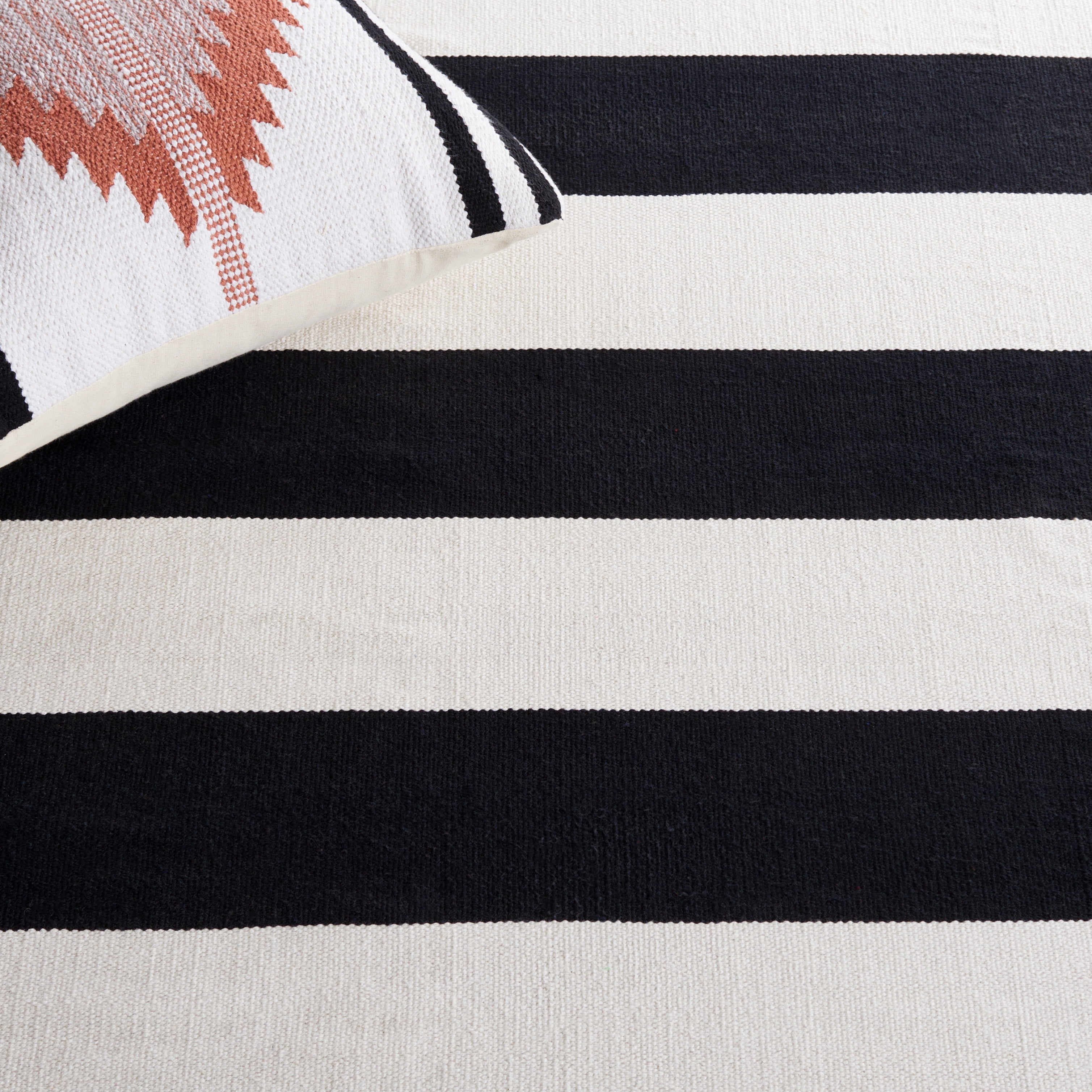 SAFAVIEH Montauk Saranna Geometric Cotton Area Rug, Black/Ivory, 10' x 10' Square