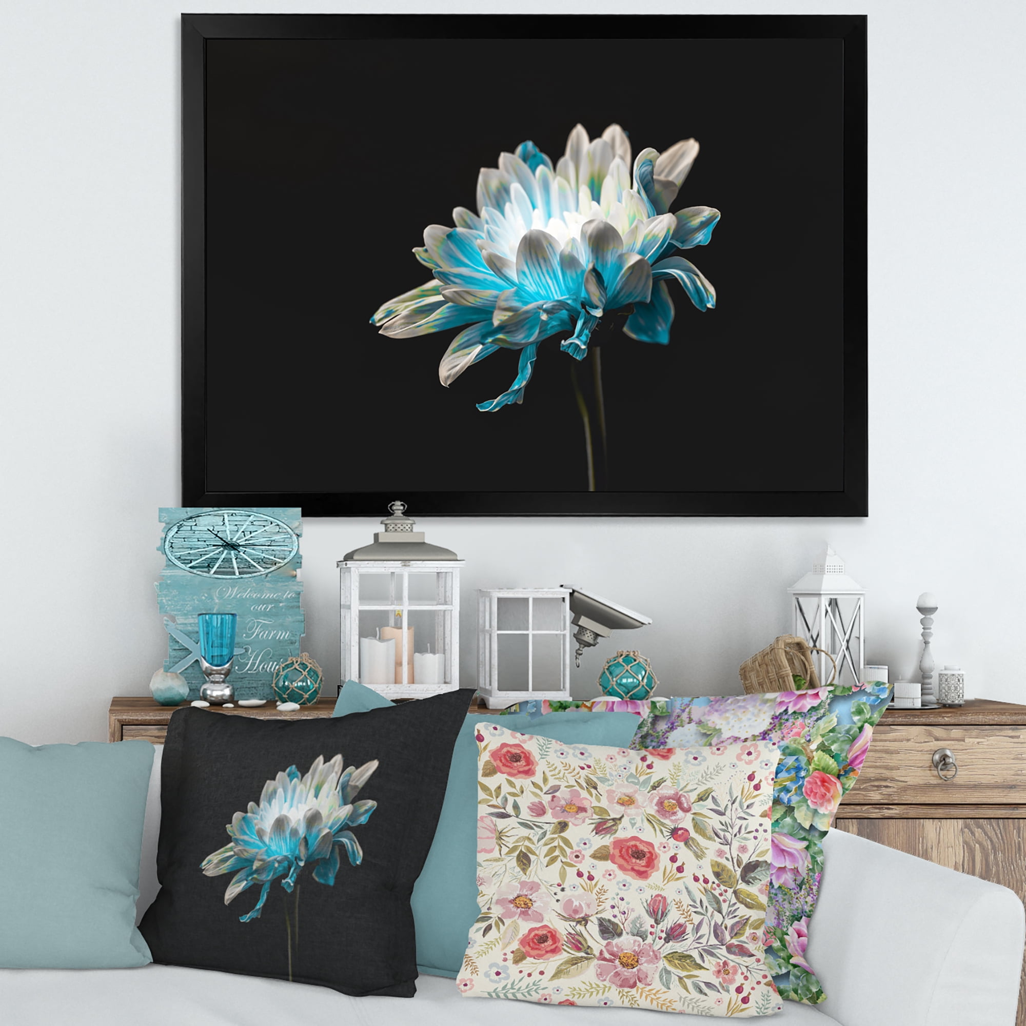 Designart 'Close Up Of White and Pure Blue Daisy Flower I' Traditional Framed Art Print