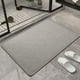 thumbnail image 3 of Alfombrilla De Baño, Absorbente, De Secado Rápido Y Antideslizante Para Ducha Y Puerta De Inodoro, Color Gris, 3 of 7