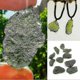 thumbnail image 2 of Collar con colgante de piedra de cristal verde de moldavita natural / Hombres Damas Piedra de moldavita en bruto Collares de cuerda con colgante irregular / Energía de cristal natural St, 2 of 4