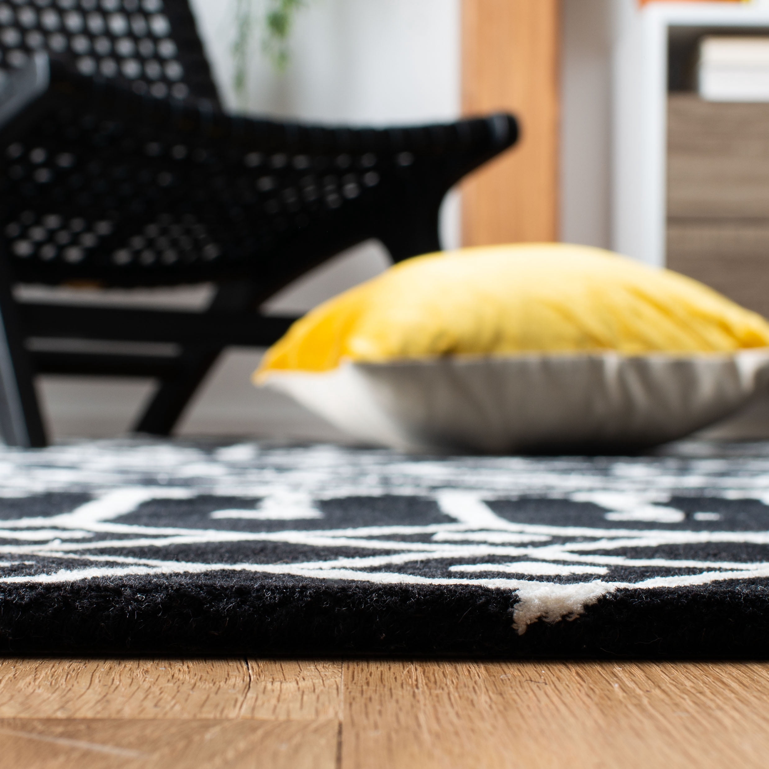 SAFAVIEH Himalaya Darin Geometric Wool Area Rug, Black/Ivory, 8' x 10'