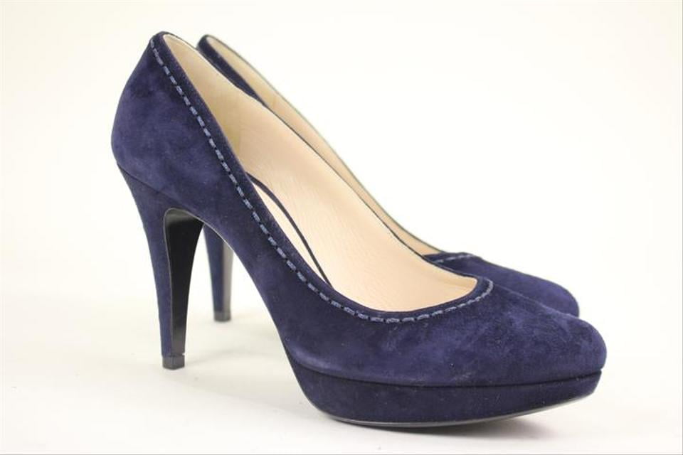 navy blue pumps