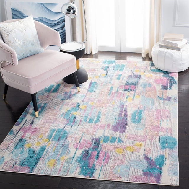 Safavieh Lillian Alisa Tapis Floral Brossé avec une construction en Fil Synthétique à Poil Ras et un Motif Aquarelle Floral pastel en Rose, Bleu, Violet et Jaune sur un Fond Clair, Posé sur un Plancher de Bois Franc Foncé sous une Chaise d'Appoint Rose blush avec des Pattes à Pointe Dorée, à Côté d'Une table d'Appoint Noire et Dorée avec une Lampe Chromée et un pouf Blanc avec des Livres, Convient pour Ajouter une Élégance Gracieuse et une texture Douce aux Intérieurs de la Maison.