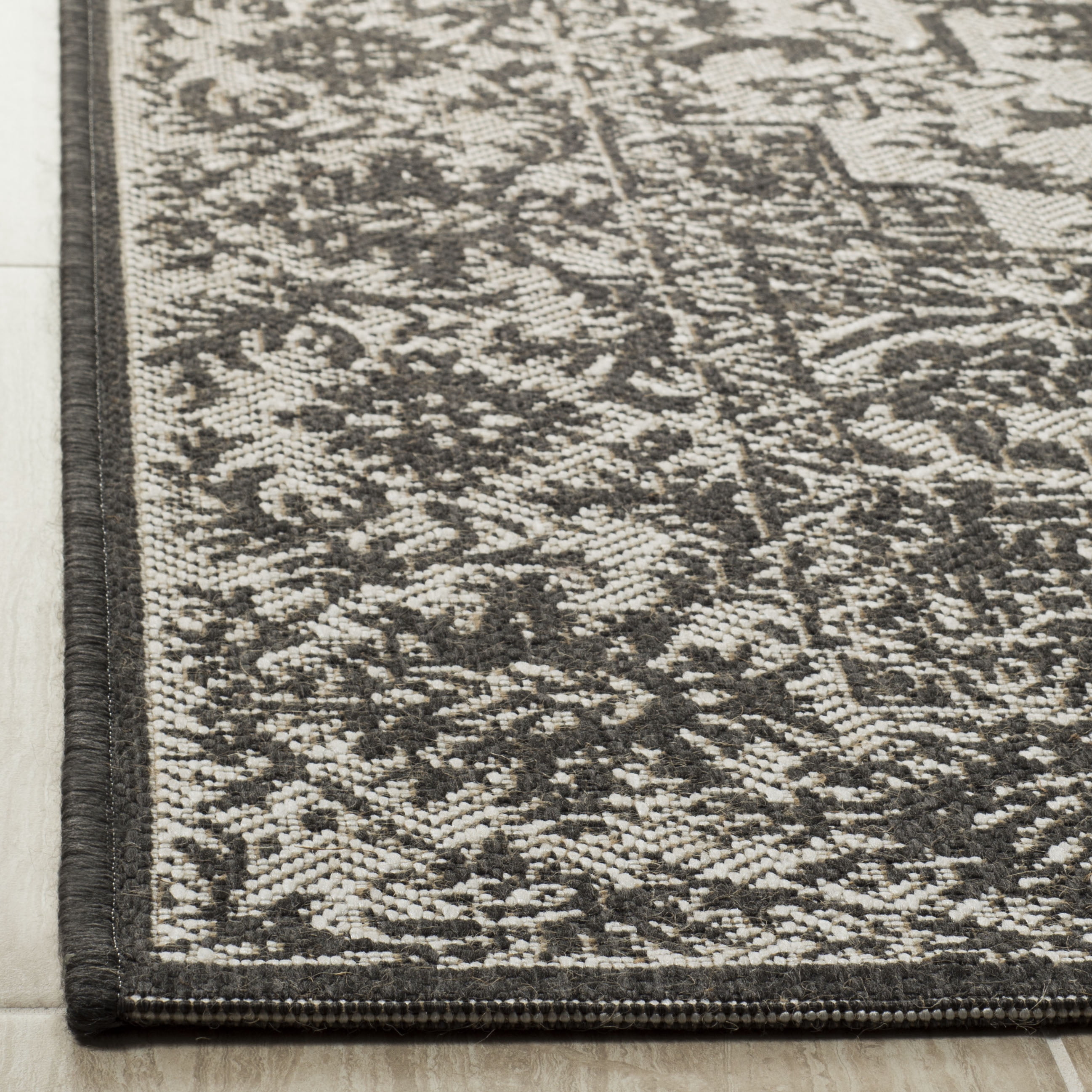 SAFAVIEH Linden Dania Traditional Area Rug, Light Grey/Charcoal, 5'1" x 7'6"