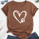 thumbnail image 3 of Camiseta de talla grande para mujer, Top con estampado de huellas de corazón y perro, camiseta informal suave y elástica, ropa de moda urbana 2024, 3 of 5