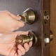 thumbnail image 2 of Cerradura de puerta Master Lock TUCO0605 monocilíndrica de latón envejecido, 2 of 6