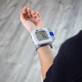 thumbnail image 3 of Monitor de presión arterial MABIS Universal Wrist Talking, 3 of 7