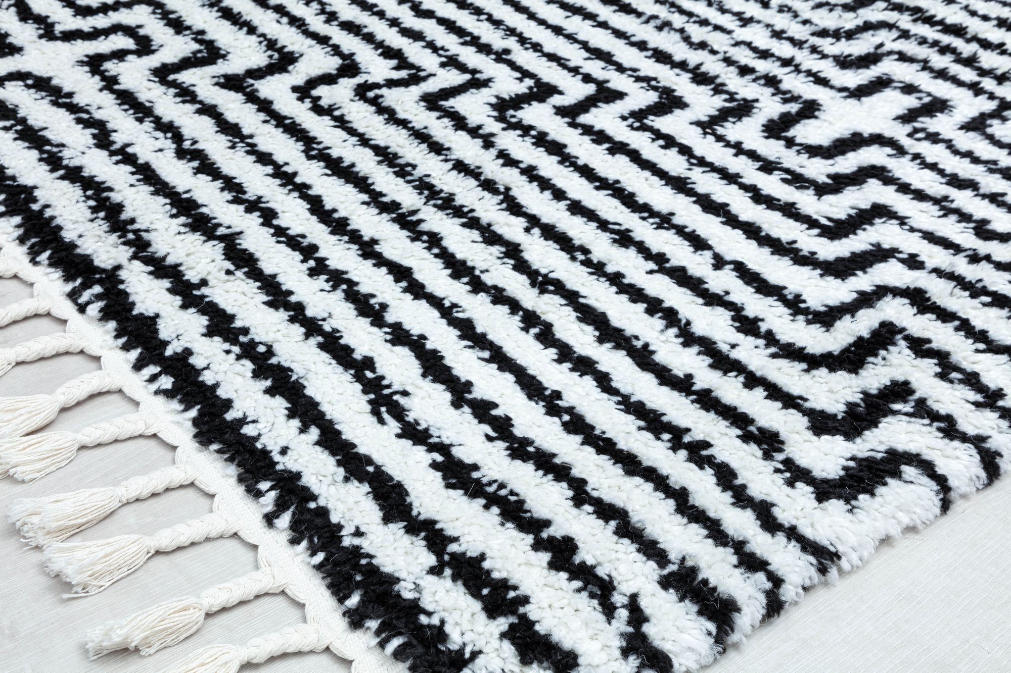Rugs America BT20D Night Odyssey Stripe/Diamond Modern White Area Rug, 2'6" x 4'