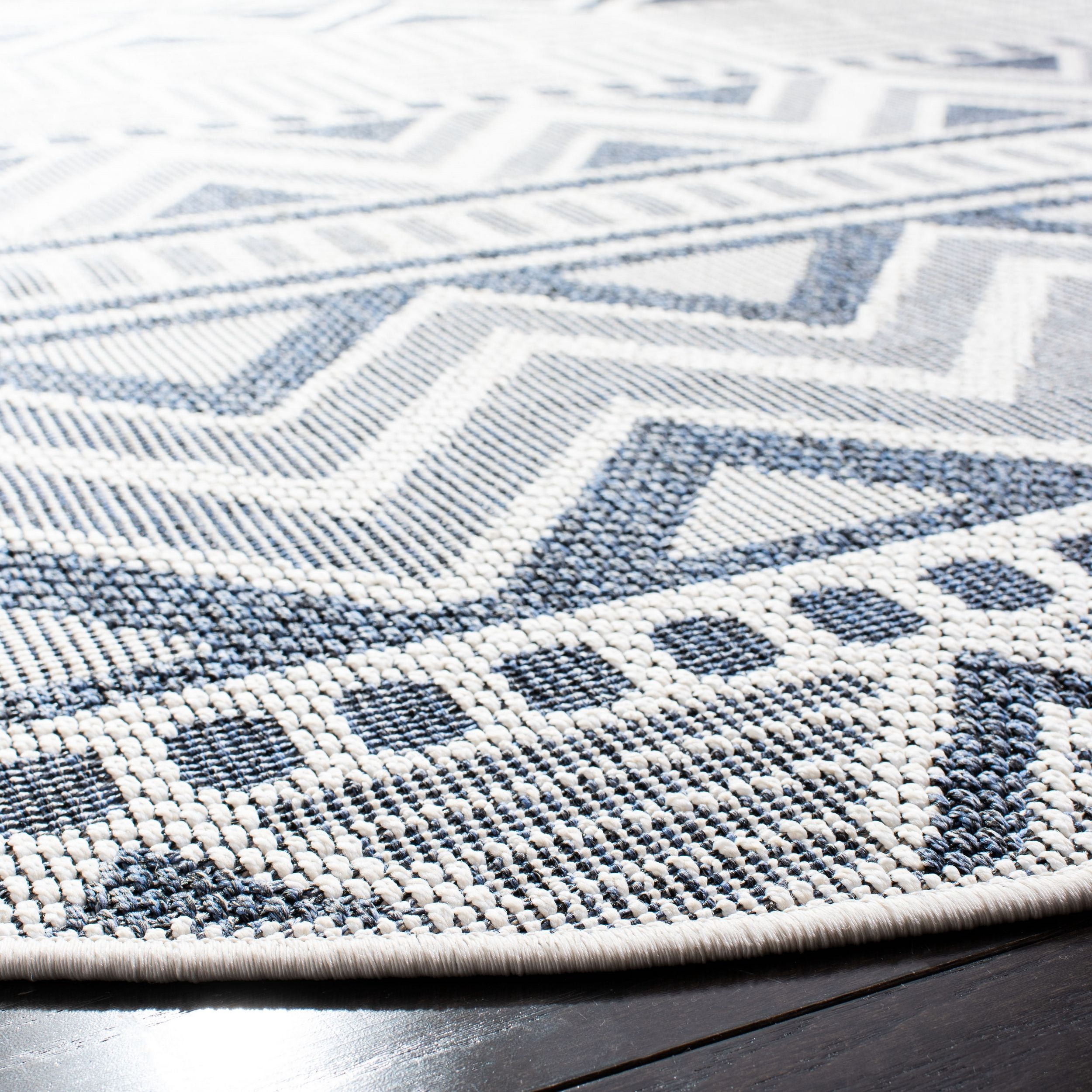 SAFAVIEH Machine Washable Rug Indoor/Outdoor Bermuda Collection - Bermuda Jacinth Geometric Machine Washable Indoor/Outdoor Area Rug, Cream/Navy, 6'7" x 6'7" Round