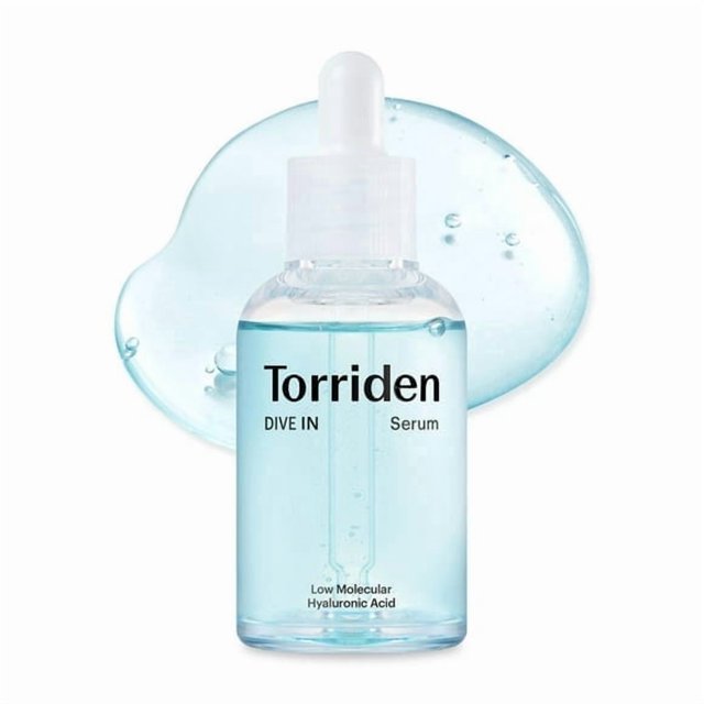 torriden dive in hyaluronic acid serum for deep hydration | korean k-beauty glass skin plump glow | lightweight fast-absorbing face serum 50ml (1.69 fl.oz.) botella frontal translúcida con suero azul claro y cuentagotas blanco, texto 'Torriden' en etiqueta y burbujas en el líquido; fondo neutro con una gota de gel azul; a menudo usado para añadir hidratación en rutinas de cuidado facial.