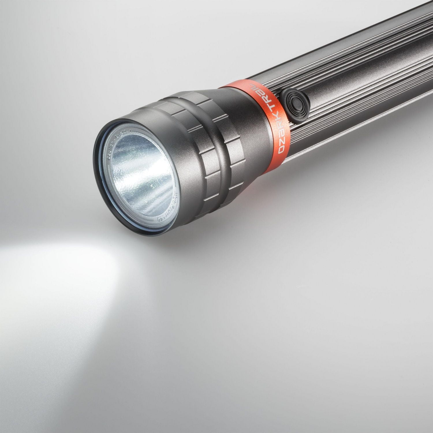 Lampe de poche à DEL Ozark Trail 1000 lumens - 6 piles AA incluses Lampe DEL camping compacte