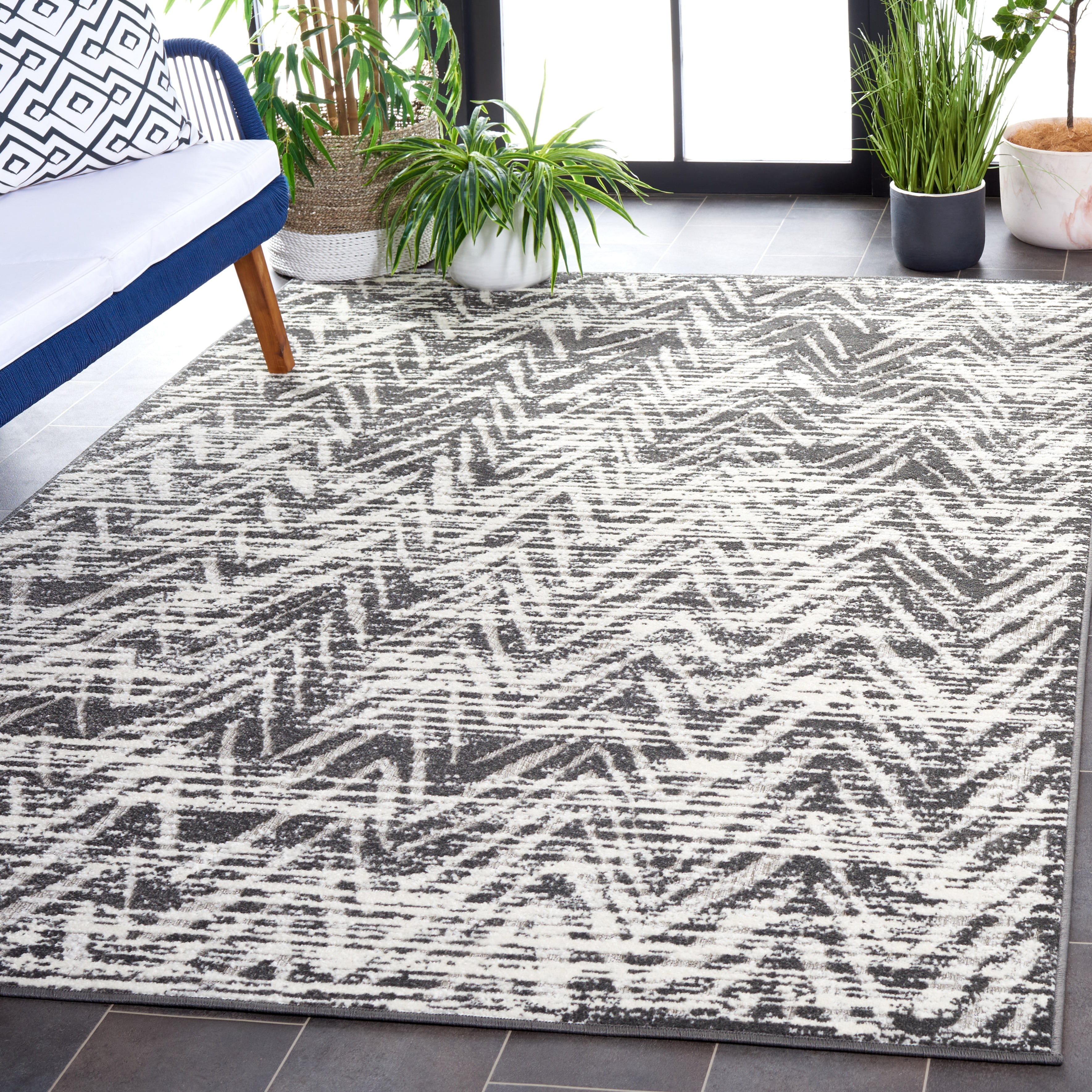 SAFAVIEH Cottage Ronni Chevron Indoor/Outdoor Area Rug, Grey, 5'3" x 7'7"
