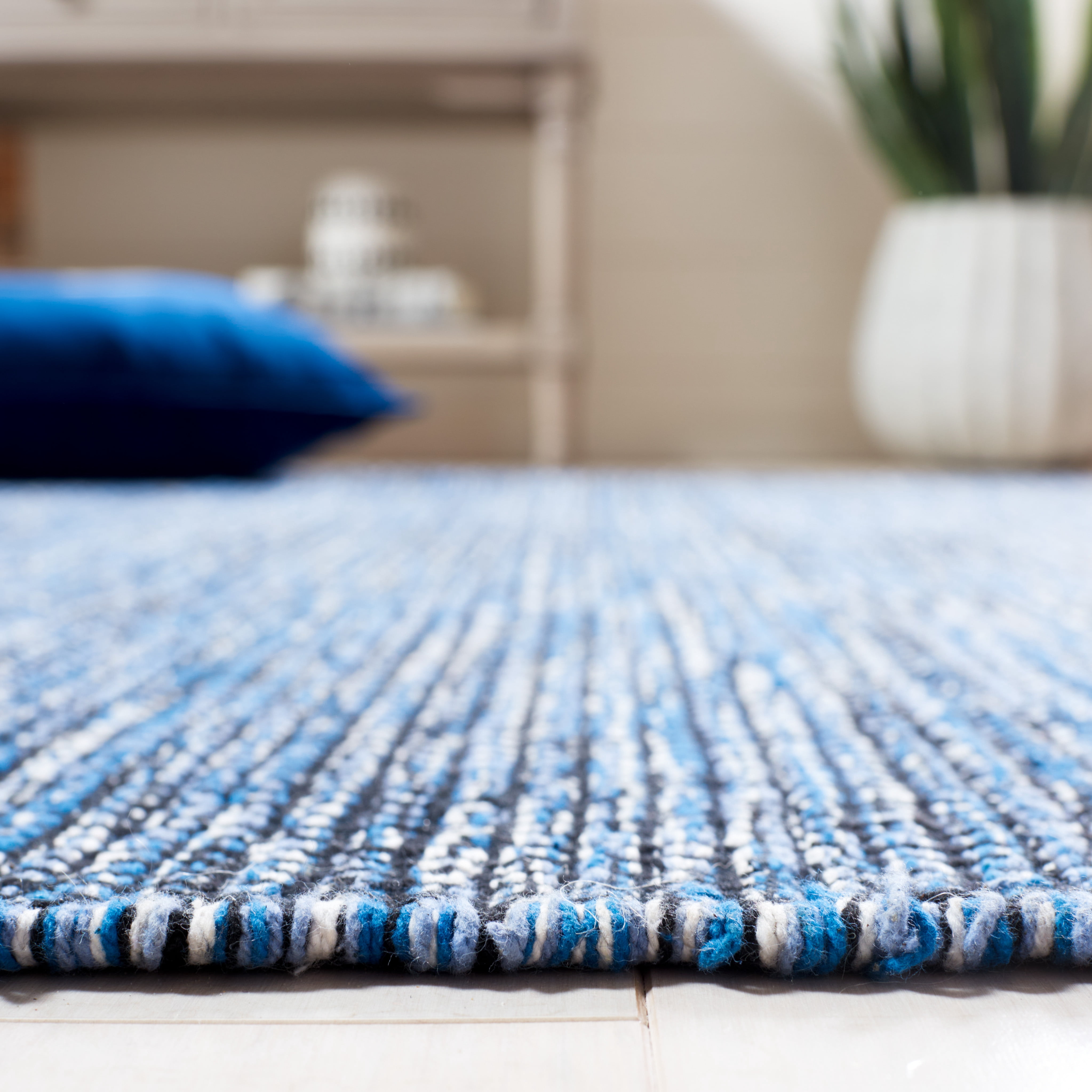 SAFAVIEH Montauk Kelsey Distressed Cotton Area Rug, Blue/Black, 6' x 6' Round