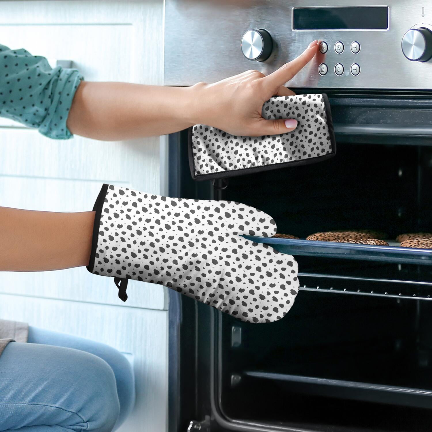 Leopard Print Oven Mitts and Pot Holders Set Of 4, Heat Resistant Kitchen Gloves with Non-Slip Grip, Hanging Loop, Soft Cotton Lining for Baking, Cooking, Grilling, Barbecue