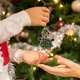 thumbnail image 3 of Divertida Decoración Navideña Colgante Decorativo De Gato Acrílico Divertido Colgante De Árbol De Navidad Colgante De Coche Adornos 2025 (Plano 2D), 3 of 8