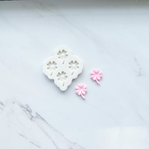 CLOVER QUAD BAKING MOLD FOR CUPCAKES, CAKEPOPS, CHOCOLATE STRAWBERRIES, PRETZELS & RICE KRISPIES