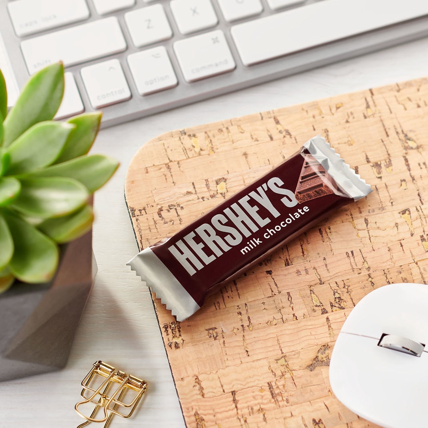 HERSHEY'S Milk Chocolate Bars, Snack Size, 80 pcs. With White Bowl By OMA