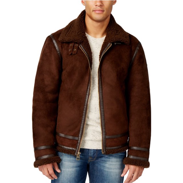 guess - chaqueta de aviador de piel de oveja sintética para hombre, marrón, mediana: vista frontal centrada de chaqueta aviador marrón chocolate con forro y cuello de piel sintética, cierre completo con cremallera, trabilla con hebilla en el cuello, ribetes contrastantes tipo cuero en hombros, puños y bajo, bolsillos frontales insertados; estilo informal de manga larga, adecuada para viajes cortos.