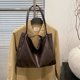 thumbnail image 1 of Bolso de mano estilo retro Maillard de color liso para mujer, nuevo estilo 2025, informal, versátil, de gran capacidad, suave, para ir al trabajo., 1 of 5