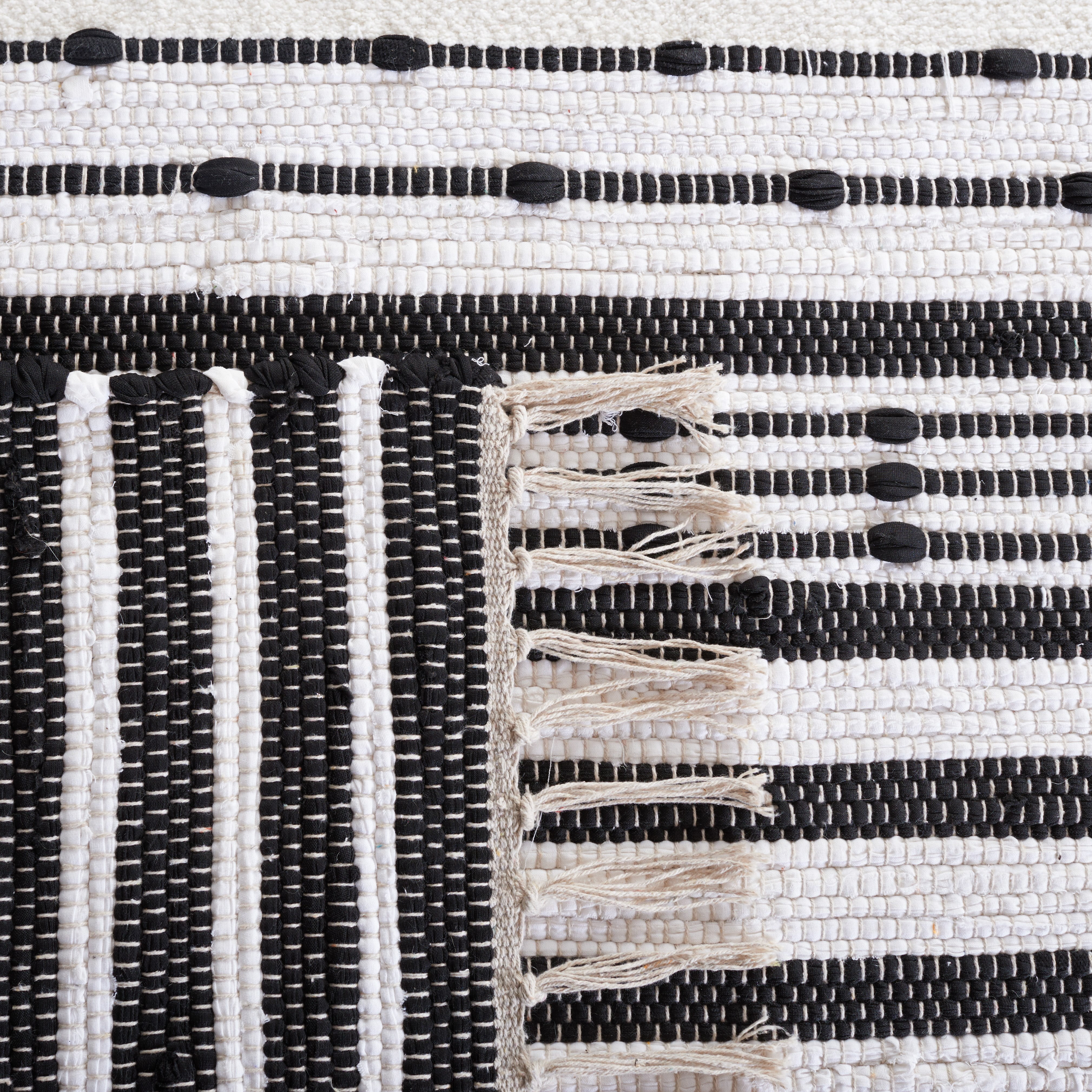 SAFAVIEH Striped Kilim Feride Striped Cotton Area Rug, Black/Ivory, 6' x 6' Round
