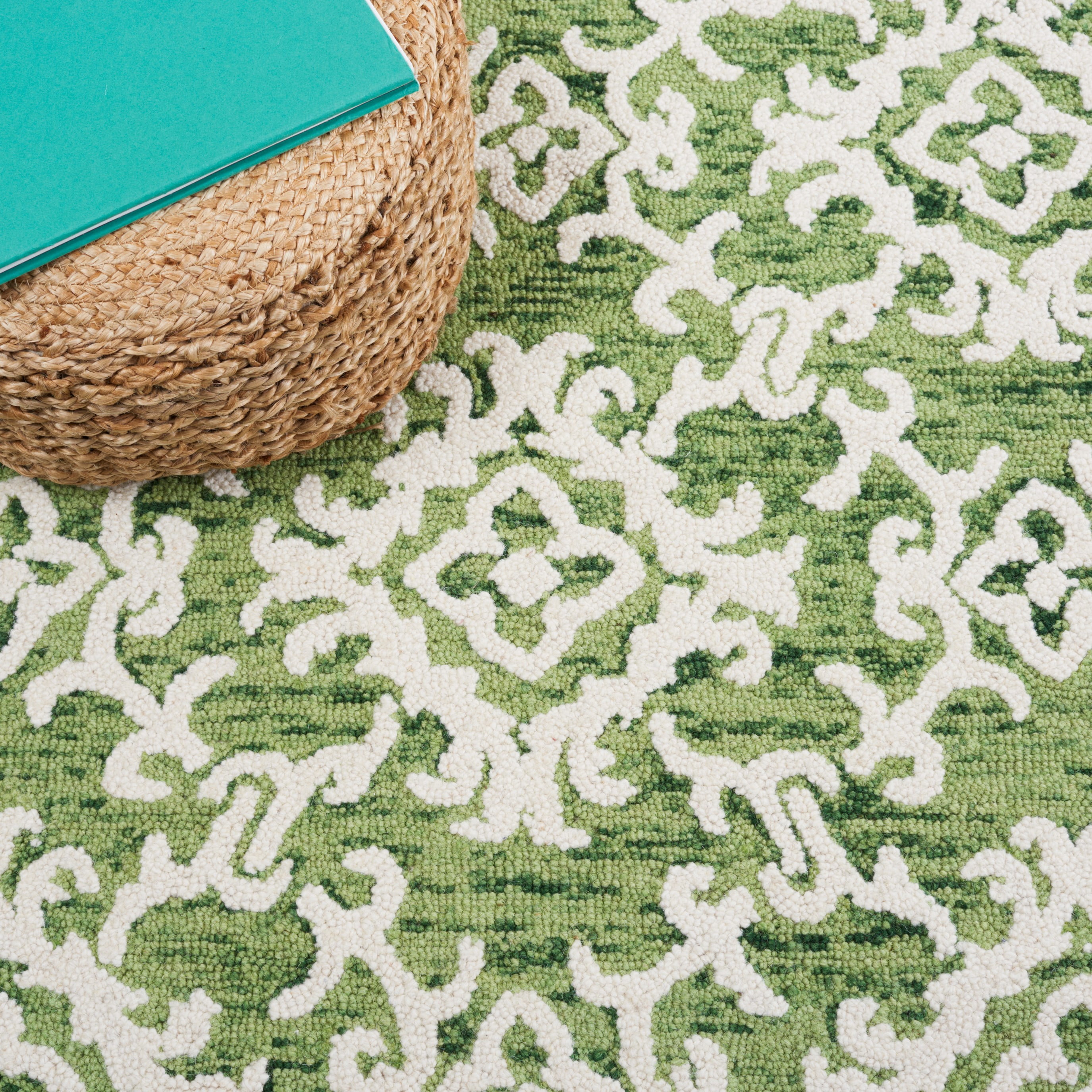 SAFAVIEH Blossom Cletus Damask Area Rug, Green/Ivory, 6' x 6' Square