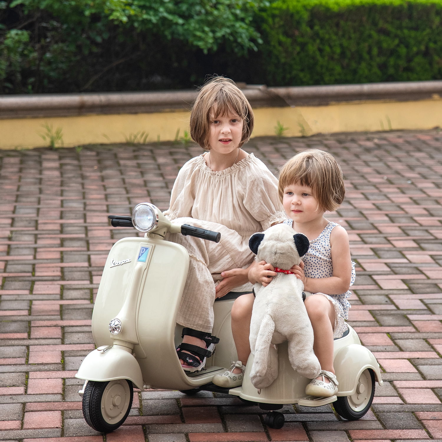 CIPACHO 6V Licensed Vespa Scooter Ride On Motorcycle for Kids, 3-Wheel Electric Kids Car for 3-8, Beige CIPACHO 6V Licensed Vespa Scooter Ride On Motorcycle for Kids, 3-Wheel Electric Kids Car for 3-8, Beige