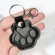 thumbnail image 4 of Llavero de cuero con pata de perro | Llavero de recuerdo de pelo de mascota | Colección conmemorativa | Regalo único para recuerdo de mascotas | Cuero suave duradero | Anillo de metal seguro | 1, 4 of 5