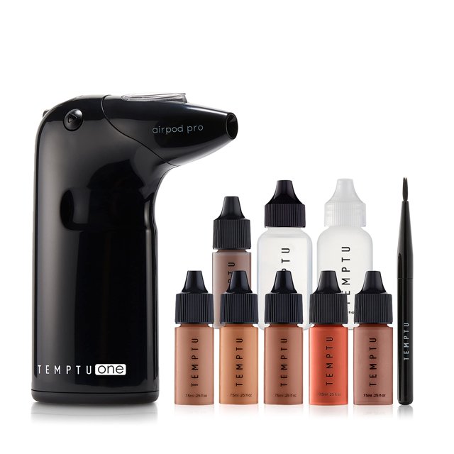 kit de maquillaje con aerógrafo temptu one complexion perfection Negro juego de 11 piezas TEMPTU; vista frontal centrada del compresor inalámbrico portátil negro acompañado de 8 frascos en tonos bronceados, dos botellas blancas translúcidas y una brocha de punta fina; incluye tres tonos de base, rubor, bronceador y corrector, fondo blanco tipo estudio.